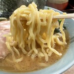 横濱ラーメン あさが家 - 酒井の杉印の麺は普通茹ででモチモチです。