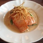 イノーヴェ - ﾒｲﾝ：北海道産ｻｰﾓﾝﾉﾎﾟﾜﾚ　ｿｰｽ　ﾉﾙﾏﾝﾄﾞ