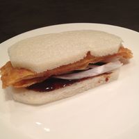 華湘 東武池袋店 - 湯葉と金華ハムのミルフィーユ揚げ蒸しパン包み