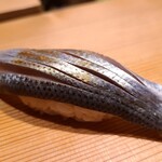 Kotan - ⑫小鰭(熊本県天草産)
                        産卵期は春、小鰭は夏、出世魚、寿命3年
                        塩振りと〆具合は旨みと香りのバランスが○
                        魚の成長度合いによって塩振り量が変わる熟練の技が必要なネタですね