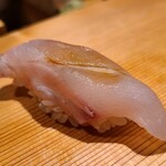 Kotan - ⑲白甘鯛(長崎県五島列島産)
                        産卵期は夏～秋、旬は冬～春
                        水分の多いので塩脱水して引き締めると共に寝かせで旨みを引き出してあります
                        赤甘鯛に比べ、脂の旨みに透明感があり上品な味わいです