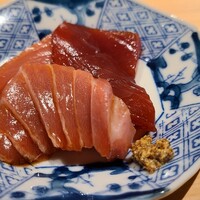 枯淡 - ⑤ヨコワ(本鮪の幼魚、長崎県対馬列島産12kg)の背トロ
                    脂のりは良いがスッキリとした旨み、やはり香りが良く、幼魚の背トロらしさを感じます
                    赤酢のシャリでなく造りなのは香りを楽しませる趣向なのかも