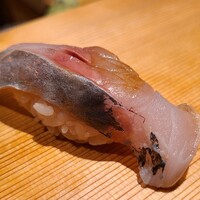 枯淡 - ⑱真鯵(鹿児島県出水産)
                      産卵期は春～初夏、旬は秋～冬
                      身に厚みがあって軟らかくも弾力もあります
                      旬に入り一段と脂がのってサシが入って、脂の濃厚でコクのある旨みをゆったり味わいました