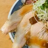 喜びラーメン 小太喜屋 - 白っぽい色合いのチャーシュー。