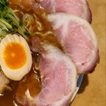 喜びラーメン 小太喜屋 - レアチャーシューも白ぽいね。