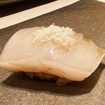 鮨 こいせ - ホタテ（貝柱の粉末乗せ）
