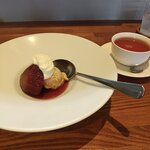 カンポドォロ・ソレッラ - 桃のコンポートバニラアイス添え