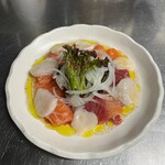 Rifugio - 新鮮な魚をサンジュリア―ノでマリネして、特製ソースをかけたカルパッチョ
                      