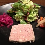ルカンケ - パテ・ド・カンパーニュ　赤キャベツのマリネと自家製ピクルス