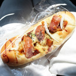 ルパンマディ - フォカッチャ あらびきソーセージとインド風カレー(180円)　'13 5月中旬