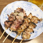 Yakitori Sakaba Niseibu Mae - 豚コブクロ（2本￥286）中が柔らかくて独特な風味。鶏せせり（2本￥286）玉ねぎ・ヤゲン軟骨入り