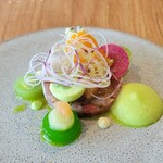 SMAAK - 軽く〆たサバ、シソ、キュウリ、クスクス、和風セビーチェ、ホースラディッシュ、野菜のマリネとピクルス