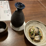 庄や - 日本酒１合〔ワンコインメニュー〕、お通し