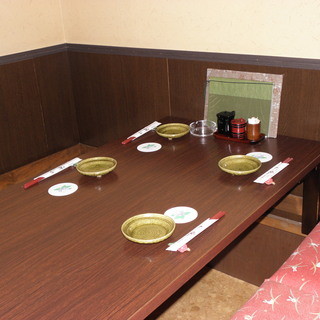 [Can accommodate up to 10 people] Semi-private seating with a sunken kotatsu where you can sit comfortably