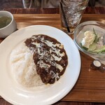 ヒュッゲ - 国産牛すじと大量の香味野菜がとろけるカレー¥1000-