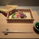 おい河 - 【お刺身】
                                シマアジ・きんめ・牡丹海老