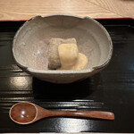 茜坂大沼 - ❶先付
      堀川牛蒡の揚げ豆腐、白味噌。