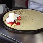 ボンボンブルー - クレープのクリーム、フルーツもボリューム満点！