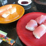 琉球回転寿司 海來 - サーモン￥190、まぐろ￥250