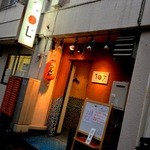 ラーメン107 - クルマ通りから一本裏手に回り込むと巡り逢える店舗入口。2013/6現在、夜の部は17：30から18：00スタートへ変更されている模様。