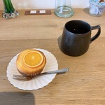 Ogiso cafe - ホットドリップコーヒー400円、オレンジとクリームチーズのマフィン380円（いずれも税込）