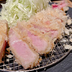 揚雫 - ロースの「贅豚」はハンガリーのマンガリッツァ豚とアメリカのデュロック豚を掛け合わせて日本人が好む肉質として生まれたものだそうです。