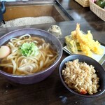 麦や - えび天 850円(税込)、かやくごはん(小) サービス。