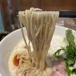 ふく流らーめん 轍  - 店内で製麺している全粒粉入りのモチモチ細麺！