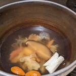 鶫 - 名物のスープ。お店の紹介写真にある二十種類以上のスパイス、食材が入っており滋味深い味わい。コースとしては抜群のタイミングで胃が温まります。