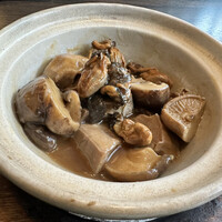 家寶 跳龍門 - 髪菜、干し牡蠣、豚タン入り土鍋煮込み 牡蠣味全開、豚タンは淡白な味わい 家寶 跳龍門 - 髪菜、干し牡蠣、豚タン入り土鍋煮込み 牡蠣味全開、豚タンは淡白な味わい