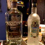 スモーレスト・バー  - 店主がハワイで買い付けてきたという、珍しいテキーラたち。日本国内未流通。