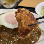 Shokudou Wa-Pu - 唐揚げは鶏胸肉。目玉焼きを乗せて・・・