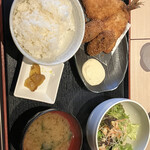 牡蠣屋うらら - ランチメニューのミックスフライ定食
            （カキフライとアジフライ）