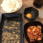 焼肉 五苑 - 韓国海苔の卵かけご飯 352円　キムチ 385円