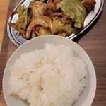 昭和酒場めりけん食堂 - ご飯、ホルモン炒め