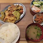 昭和酒場めりけん食堂 - スタミナホルモン定食