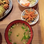 昭和酒場めりけん食堂 - 味噌汁、小鉢、サラダ