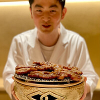 日本料理 研野 - ご主人の酒井研野さんは老舗料亭『菊乃井』で修業され、お店はオープン２年目にしてミシュラン一つ星。『RED３５』ではレッドエッグを受賞された今を時めく料理人。
                    