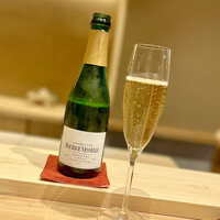 日本料理 研野 - それでも軽くシャンパンで。
                      『CHAMPAGNE MAURICE VESSELLE 』。