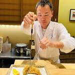 日本橋 蕎ノ字 - ◎穴子の天ぷらを真っ二つに割っていく！