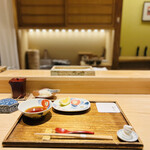 日本橋 蕎ノ字 - ◎蕎麦つゆと塩とレモンと大根おろしが置かれている。