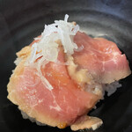 横浜家系 岳家 - ごほう美丼ハーフ 450円
チャーシューはご覧のとおり、超レア。
ソフトな生ハム食感。
