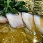 家系総本山 ラーメン 吉村家 - チャーシュー。今日のはアブラ多めのチャーシュー。スープの厚みがいつもより薄かった