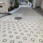 味楽 - Oリング舗装が坂の急勾配を表しています。