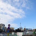 味楽 - 坂の下は空が広い。