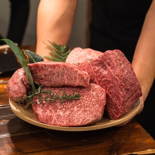 料理長KOHが芝浦の食肉市場で毎月厳選している黒毛和牛です!