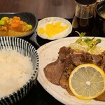 てごう屋 - 牛タン塩焼定食(税込1,000円)
            牛タン塩焼4枚&マカロニサラダ添え、大根&枝豆&肉そぼろの煮物、お味噌汁、お漬け物、白ご飯という組み合わせ。