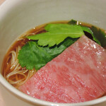 肉割烹 よし田 - 伊勢海老だしと和牛の温かいおそうめん