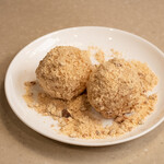 Sticky rice dumplings with black sesame sprinkled with peanut powder (2 pieces)