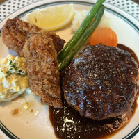 上野洋食遠山 - カキフライ&遠山特製デミグラスハンバーグ2500円。カキフライとハンバーグ。カキフライは小粒ですが旨味たっぷりです。ハンバーグが特に良かったです。どちらも熱々でさらに良かったです♩ 上野洋食遠山 - カキフライ&遠山特製デミグラスハンバーグ2500円。カキフライとハンバーグ。カキフライは小粒ですが旨味たっぷりです。ハンバーグが特に良かったです。どちらも熱々でさらに良かったです♩